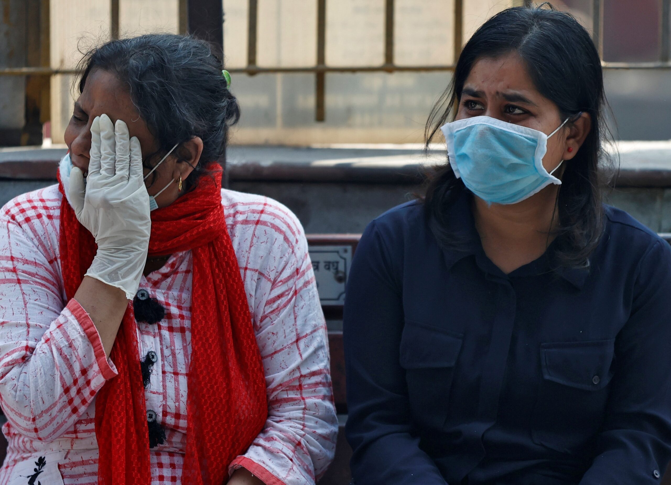 Family members of Virendra Gupta, who died due to the coronavirus disease (COVID-19), wear protective masks and gloves as they mourn during his cremation at Nigambodh Ghat crematorium in New Delhi, India, June 1, 2020. REUTERS/Danish Siddiqui