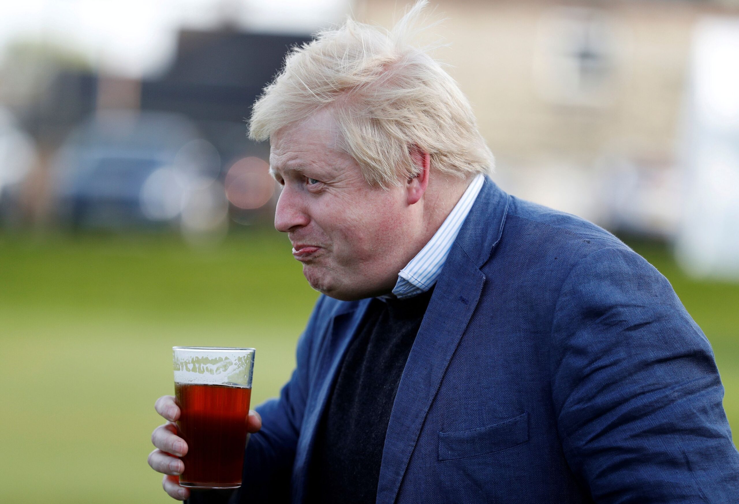 FILE PHOTO: Former London Mayor Boris Johnson drinks from a pint of beer after arriving at a Vote Leave event in Chester le Street, northern Britain May 30, 2016. REUTERS/Phil Noble/File Photo