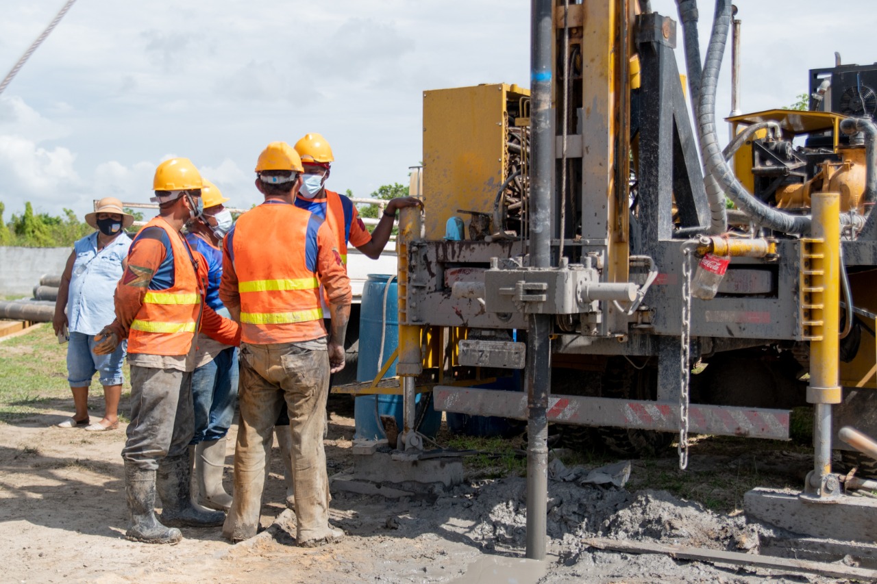 Workers of Foxx Trading drilling the new well at the Diamond Water Treatment Plant (GWI)