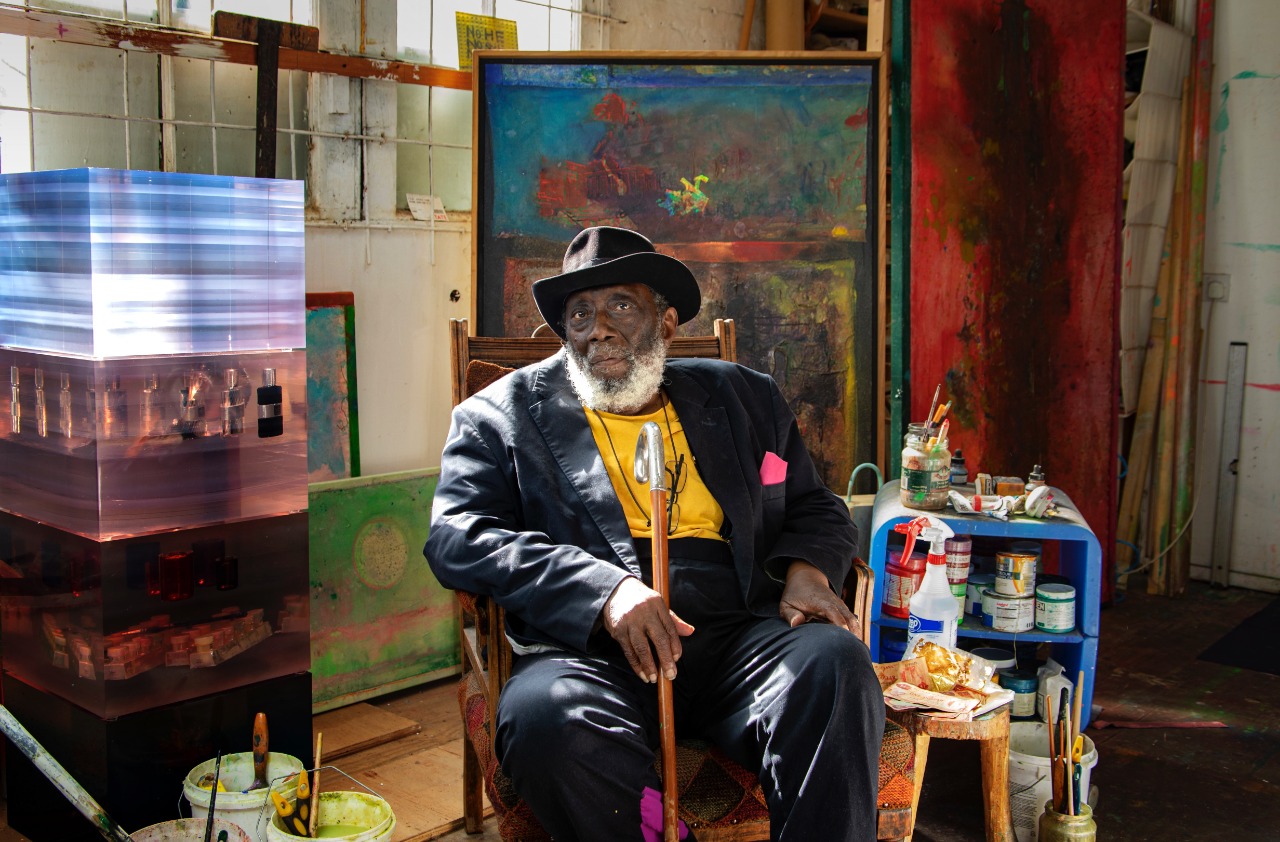 Guyanese born artist Frank Bowling OBE RA has been awarded with the Knight Bachelor by the Queen of England. Bowling, 86, and an active painter is featured on the Queens 2020 Birthday Honours List.


The Birthday Honours list recognises the achievements of a wide range of extraordinary people across the United Kingdom.
Sir Frank who was born in Bartica, British Guiana, moved to England in 1953.