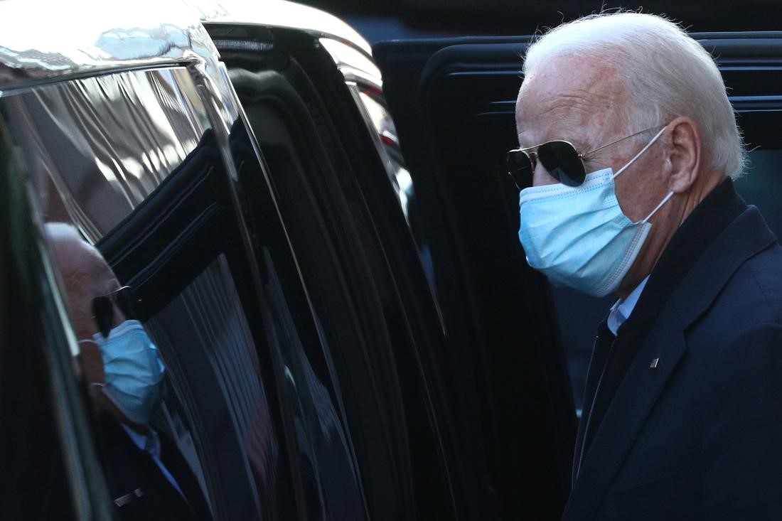 U.S. president- elect Joe Biden exits the Queen Theatre following a virtual meeting with frontline healthcare workers in Wilmington, Delaware, U.S. November 18, 2020. (Reuters/ Tom Brenner)