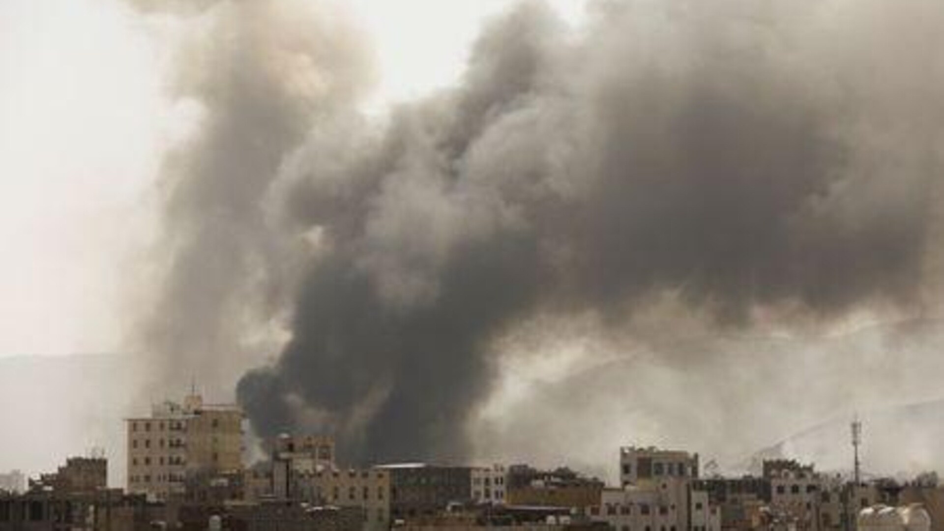FILE PHOTO: Smoke billows from the site of Saudi-led air strikes in Sanaa, Yemen March 7, 2021. REUTERS/Khaled Abdullah