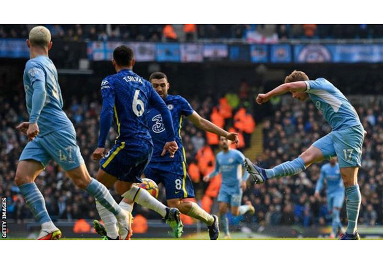 Kevin de Bruyne's sixth league goal of the campaign proved decisive for leaders Manchester City at Etihad Stadium