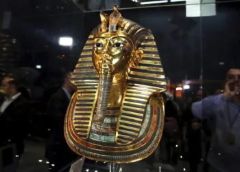 The golden mask of King Tutankhamun is displayed inside a glass cabinet at the Egyptian Museum in Cairo, Egypt, Dec. 16, 2015. (REUTERS/Mohamed Abd El Ghany)