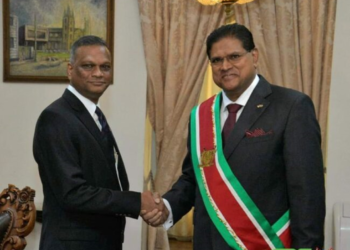Ambassador Virjanand Depoo (l) and President Chandrikapersad Santokhi