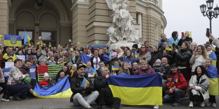 Ukrainians gather in downtown to celebrate the recapturing of Kherson city, Ukraine, Odesa, Saturday, Nov. 12, 2022. People across Ukraine awoke from a night of jubilant celebrating after the Kremlin announced its troops had withdrawn to the other side of the Dnieper River from Kherson, the only regional capital captured by Russia's military during the ongoing invasion. (AP Photo/Nina Lyashonok)