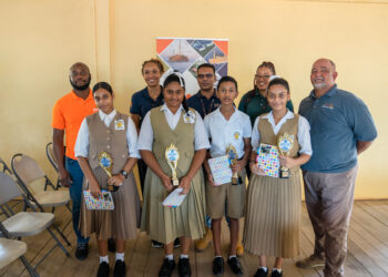 The SBM Offshore team with the recipients of the best performer awards – Antonio Cruickshank (Grade 7), Yogita Mangru (Grade 8), Sanya Somwaru (Grade 9), Salima Subratee (Grade 10).