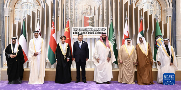 Chinese President Xi Jinping (left, four) and leaders of the GCC countries pose for a photo at the China-GCC Summit in Riyadh, Saudi Arabia, December 9, 2022. /Xinhua