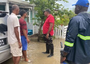 Minister Mustapha while visiting flood affected areas along the East Bank of Demerara last Saturday