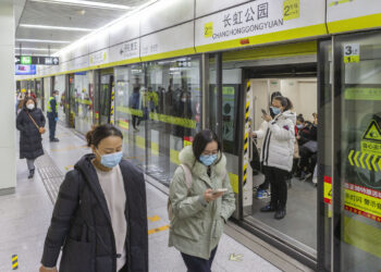 Passengers at a subway station in Tianjian. Photo:VCG