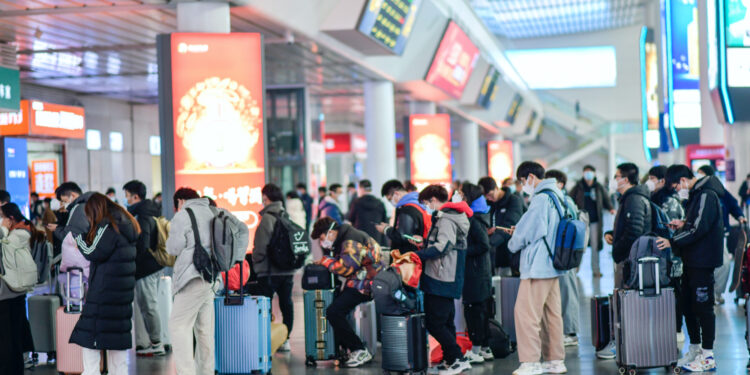 Long lines are seen back at a train station in Jinan, East China's Shandong Province, on December 7, 2022, as China further optimized COVID response and relaxed controls. Photo: IC