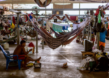 At Pintolândia, a shelter exclusive to indigenous people coming from Venezuela to Boa Vista (Roraima, Brazil), UN Women supported women from Warao and E'ñepá ethnicities to have their own income by making and selling handicraft. Photo: UN Women/Felipe Abreu