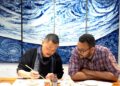 Mahdy Ahmed Saleh (1st R), an Egyptian student studying in Jingdezhen Ceramic University in China, learns painting in Jingdezhen, east China's Jiangxi Province (XINHUA)