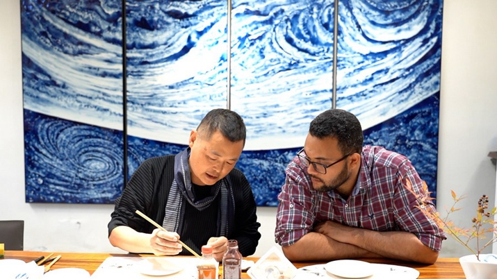 Mahdy Ahmed Saleh (1st R), an Egyptian student studying in Jingdezhen Ceramic University in China, learns painting in Jingdezhen, east China's Jiangxi Province (XINHUA)