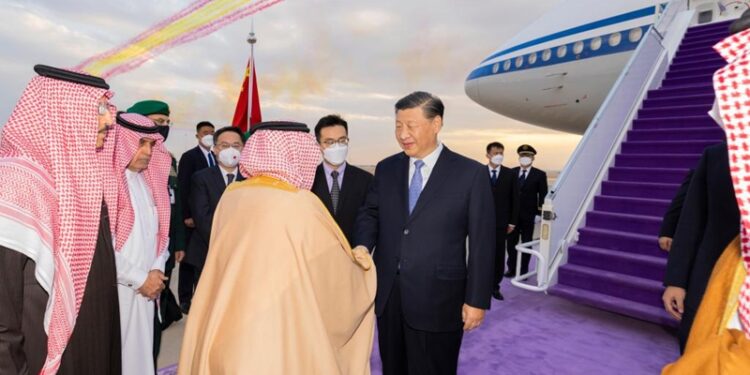 Chinese President Xi Jinping is warmly greeted upon his arrival by Governor of Riyadh Province Prince Faisal bin Bandar Al Saud, Foreign Minister Prince Faisal bin Farhan Al Saud, Minister Yasir Al-Rumayyan who works on China affairs and other key members of the royal family and senior officials of the government at the King Khalid International Airport in Riyadh, Saudi Arabia, on December 7 (XINHUA)