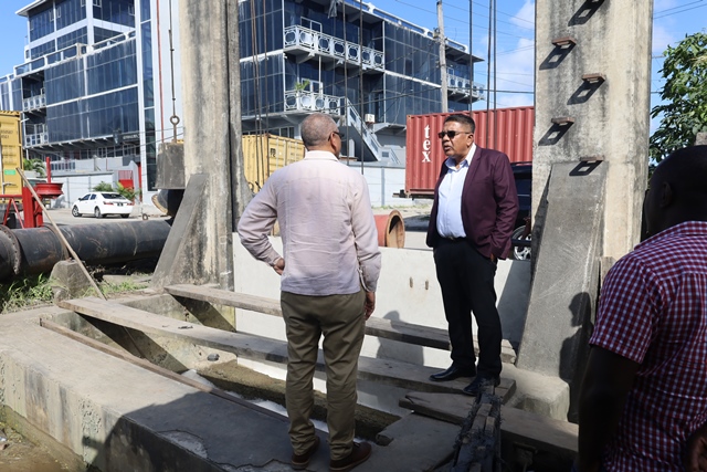 Minister of Agriculture, Zulfikar Mustapha and NDIA CEO (ag) Dave Hicks during a site visit at the Princess Street Sluice