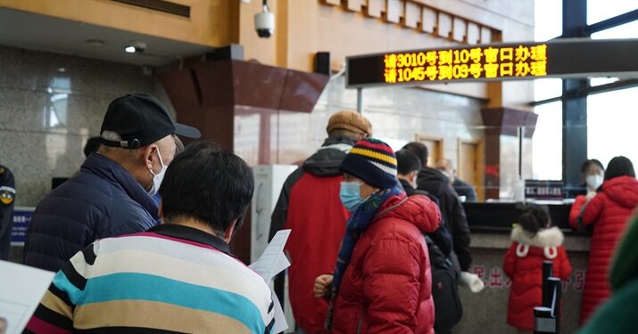Applicants apply for exit-entry services at the Exit-Entry Reception Hall of Beijing Municipal Public Security Bureau in Dongcheng District, Beijing on January 9 (YIN KANG)