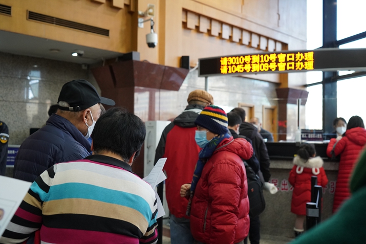 Applicants apply for exit-entry services at the Exit-Entry Reception Hall of Beijing Municipal Public Security Bureau in Dongcheng District, Beijing on January 9 (YIN KANG)