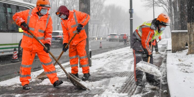 Sanitation workers remove snow by the road in Changchun, northeast China's Jilin Province, Nov. 12, 2022. (Xinhua/Zhang Nan)