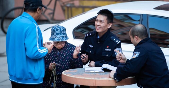 File photo shows a policeman talking with residents at a community in Harbin, northeast China's Heilongjiang Province (XINHUA)