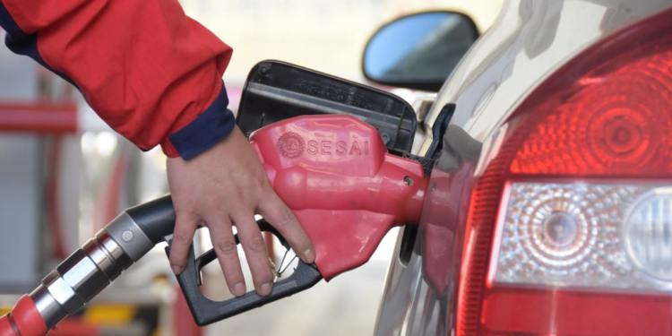 A staff member refuels a vehicle at a gas station in Mengzi City, southwest China's Yunnan Province, Jan. 3, 2023.