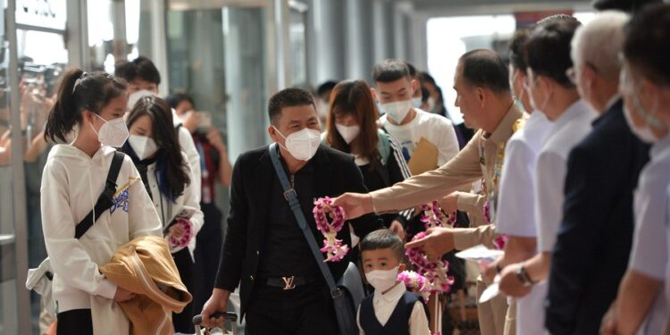 Chinese passengers are welcomed by Thai officials at the Suvarnabhumi Airport in Samut Prakan, Thailand, Jan. 9, 2023. (Xinhua/Rachen Sageamsak)