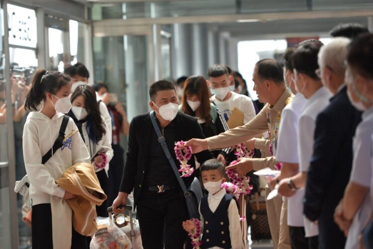 Chinese passengers are welcomed by Thai officials at the Suvarnabhumi Airport in Samut Prakan, Thailand, Jan. 9, 2023. (Xinhua/Rachen Sageamsak)
