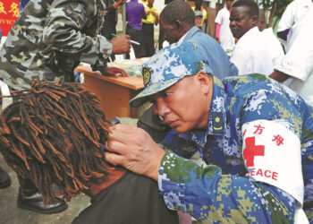 A doctor from Peace Ark, a hospital ship operated by the PLA Navy, provides medical treatment at the Maputo School for the Disabled in Maputo, Mozambique, in November 2017. JIANG SHAN/FOR CHINA DAILY