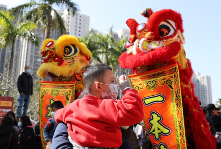 People watch lion dances at a square in Hong Kong, Jan 28, 2023. [Photo/Xinhua]