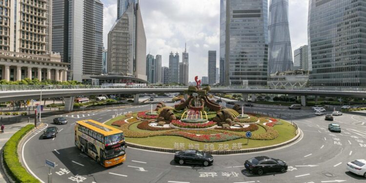 Photo taken on Sept. 30, 2020 shows the street view of the Lujiazui area of Pudong, east China's Shanghai. (Xinhua/Wang Xiang)