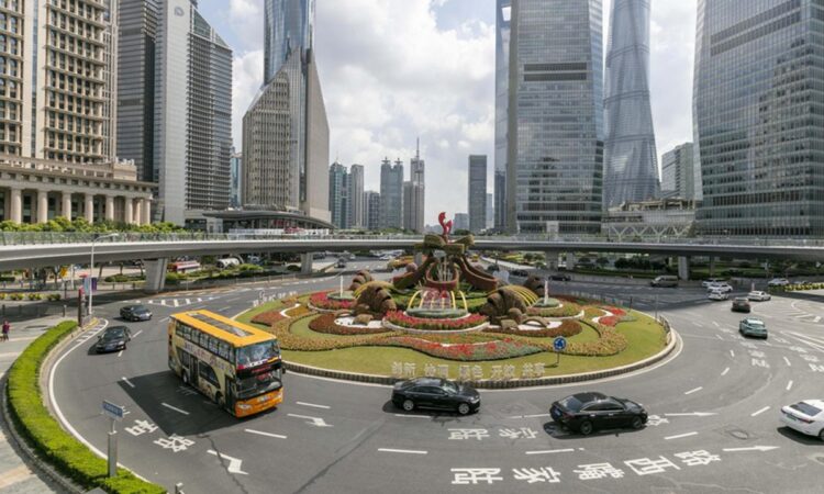 Photo taken on Sept. 30, 2020 shows the street view of the Lujiazui area of Pudong, east China's Shanghai. (Xinhua/Wang Xiang)