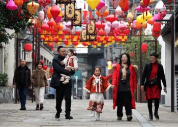 Tourists have fun in Qianyuan town of Deqing county, Huzhou, East China's Zhejiang province, Jan 22, 2023. [Photo/Xinhua]