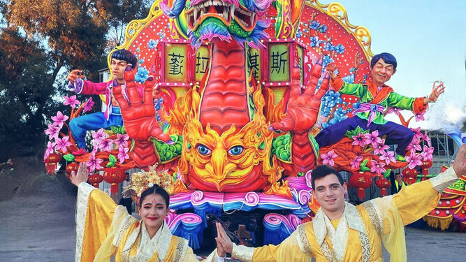 Two dancers perform in front of the float themed on Chinese culture designed by Labonski Carnival Company at the Gozo’s Regional Carnival 2023. [Photo provided to Chinaculture.org]