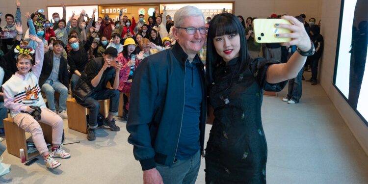 Photo: A screenshot of Tim Cook's Sina Weibo on March 24, 2023.