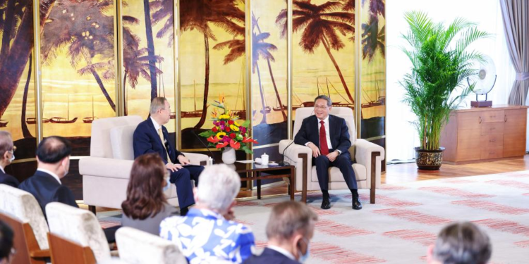 Chinese Premier Li Qiang (R) meets with Ban Ki-moon, chairman of the Boao Forum for Asia (BFA), as well as some members of the BFA board of directors, and representatives of the BFA council of advisors and strategic partners, in Boao, south China's Hainan Province, March 29, 2023. /Xinhua
