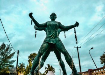 This colossal freedom statue stands in front of Nigeria's Badagry Heritage Museum in Lagos State. Badgery, a small town near Nigeria's border with Benin, was the site of a large slave port. SOLASLY/CC BY-SA 4.0