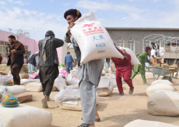Afghan people carry China-donated relief supplies in Jawzjan province, Afghanistan, Aug. 24, 2022. Photo:Xinhua