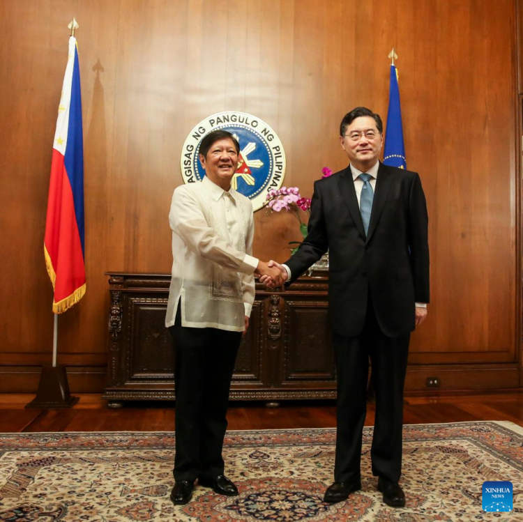 Philippine President Ferdinand Romualdez Marcos (L) meets with Chinese State Councilor and Foreign Minister Qin Gang in Manila, the Philippines on April 22, 2023. (Xinhua/Rouelle Umali)