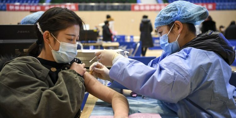 A citizen receives a dose of COVID-19 vaccine at a vaccination site in Yinchuan, capital city of Northwest China's Ningxia Hui autonomous region. [Photo/Xinhua]