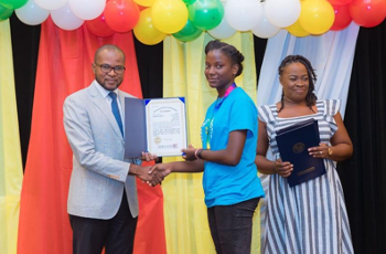 Lenisha receiving her IYRC certificate from a Tullow Oil Rep at STEMGuyana’s 2022 Award Ceremony.