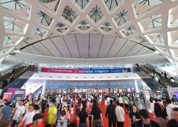 People visit the third China International Consumer Products Expo (CICPE) in Haikou, capital city of south China's Hainan Province, on April 15, 2023. (Xinhua/Guo Cheng)