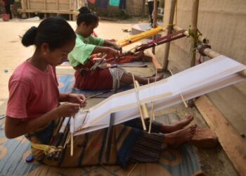 Women weave Jamborong (traditional bag) in Karbi Anglong district of India's northeastern state of Assam, March 12, 2023.(Photo: Xinhua)