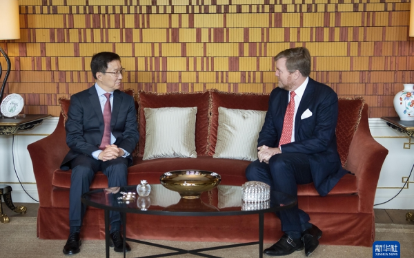 Chinese Vice President Han Zheng (L) meets with Dutch King Willem-Alexander in The Hague, Netherlands, May 11, 2023. /Xinhua
