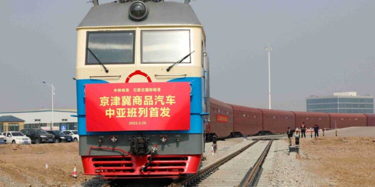 A China-Europe freight train carrying domestically made vehicles departs Shijiazhuang in Hebei province for five Central Asian countries in late March. [Photo/China News Service]