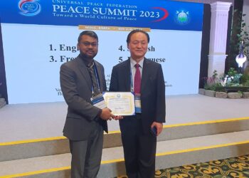 Mayor Pt. Ubraj Narine receiving his Award