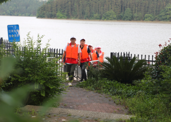 Due to the excessive rainfall in Jian City of east China's Jiangxi Province, volunteers were hanging lifejackets by the rivers and reservoirs. /CFP