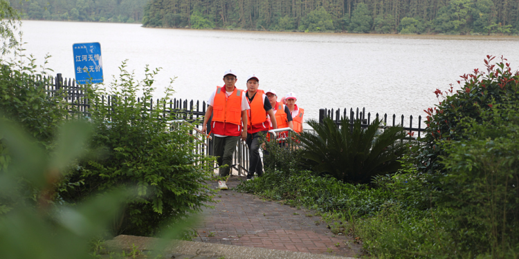Due to the excessive rainfall in Jian City of east China's Jiangxi Province, volunteers were hanging lifejackets by the rivers and reservoirs. /CFP