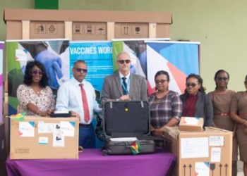 Minister of Health, Dr Frank Anthony, PAHO/WHO Representative to Guyana, Dr Luis Codina, staff of the ministry and representative of PAHO/WHO.