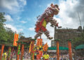 Tourists view a lion dance performance in Foshan, Guangdong province, on Saturday. [PHOTO/CHINA NEWS SERVICE]
