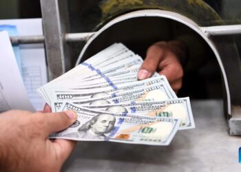 A currency changer gives U.S. dollar notes to a customer in Rawalpindi, Pakistan, on July 29, 2022. (Photo: Xinhua)